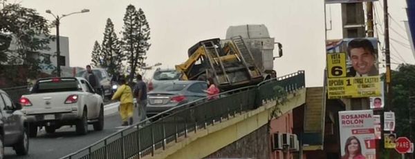 Tráiler se desprende en pleno viaducto y causa accidente de tránsito - Nacionales - ABC Color