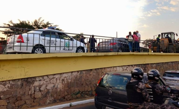 Diario HOY | Tráiler se desprendió en viaducto y se estrelló contra camioneta