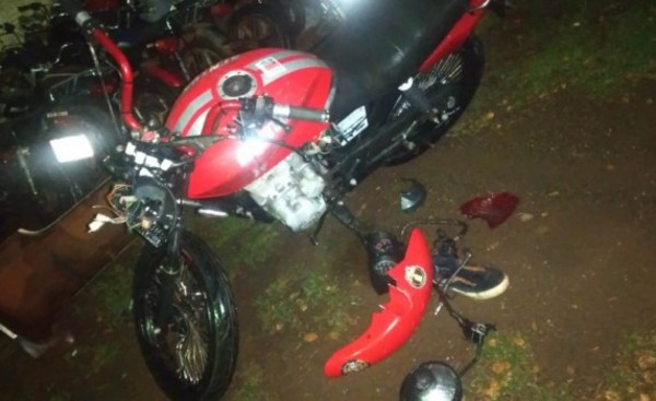 Choque entre moto y un auto deja dos jóvenes lesionados
