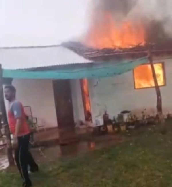 Fulminante rayo ocasionó incendio en una vivienda de San Ignacio, Misiones - Nacionales - ABC Color