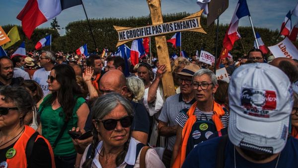 Miles de franceses protestan contra pasaporte sanitario