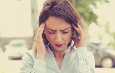 Según especialista, las mujeres sufren más migrañas que los hombres