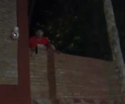 VIDEO: Apuntó a sus vecinos con un arma por festejar cumple