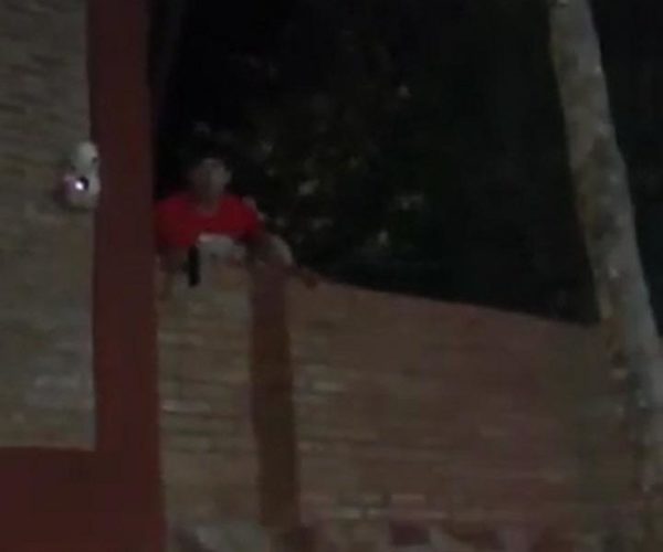 VIDEO: Apuntó a sus vecinos con un arma por festejar cumple