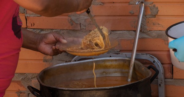 La Nación / Ollas populares: realizan feria de ropas usadas para seguir alimentando a niños del Bañado