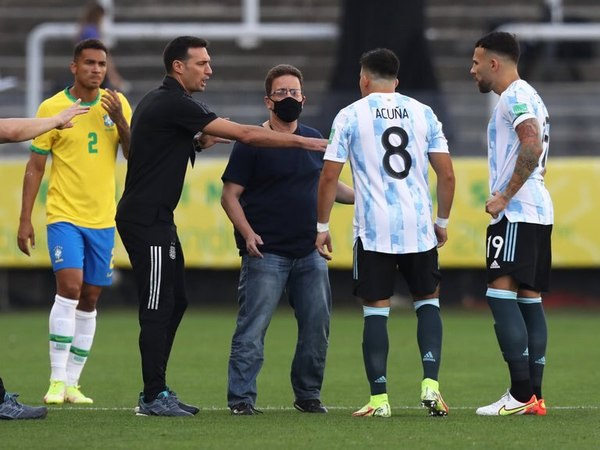 El partido entre Brasil y Argentina quedó interrumpido a los 6 minutos de juego por el ingreso de autoridades sanitarias