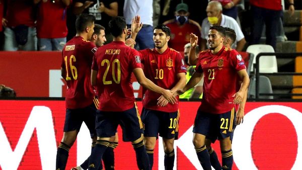 España encuentra la contundencia