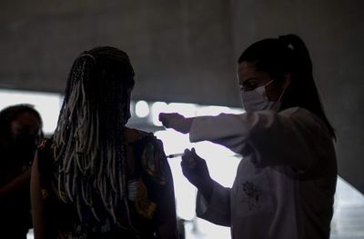 Brasil llega a 200 millones de vacunas en el día de menos muertes del año - Mundo - ABC Color