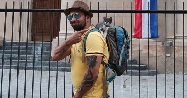 Jhon Galvis presentó a “Bella Criatura 2”, el gato mochilero paraguayo