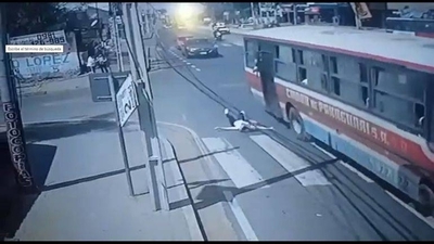 Diario HOY | Pasajera se arroja de bus para recuperar su teléfono: detienen a ladrón y a chofer