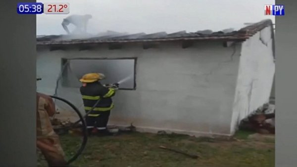 Rayo cae sobre vivienda y genera incendio voraz | Noticias Paraguay