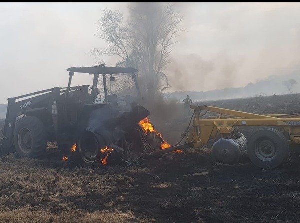 Queman un tractor en la estancia San Jose’i de San Alfredo | Ñanduti