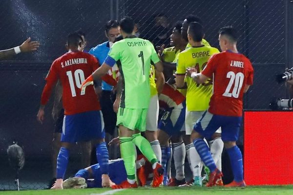 El VAR en la roja a Wilmar Barrios y en la a mano de Santiago Arzamendia - Fútbol - ABC Color