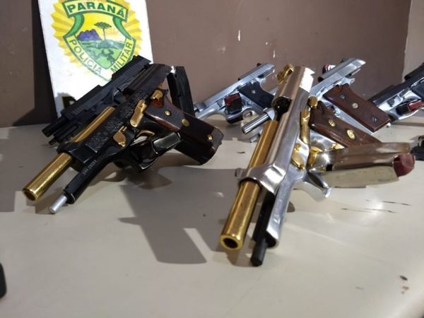 Detienen a paraguayas que llevaban pistolas bañadas en oro - Noticiero Paraguay