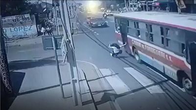 Quiso perseguir al que le robó y cayó del micro