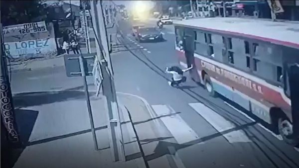 Quiso perseguir al que le robó y cayó del micro