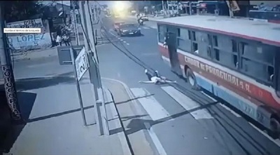Mujer se lanza del bus para perseguir al delincuente que robó su teléfono: Su estado es de gravedad