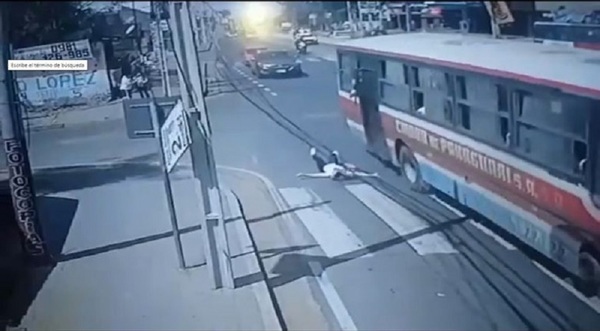 Mujer se lanza del bus para perseguir al delincuente que robó su teléfono: Su estado es de gravedad