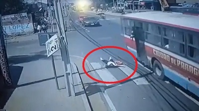 La inseguridad campea: pasajera se tiró del bus para perseguir a ladrón que había robado su celular - ADN Digital