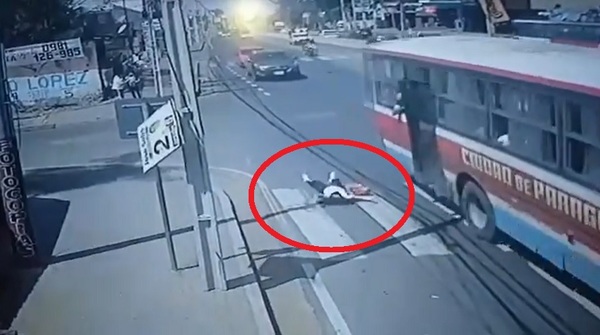 La inseguridad campea: pasajera se tiró del bus para perseguir a ladrón que había robado su celular - ADN Digital