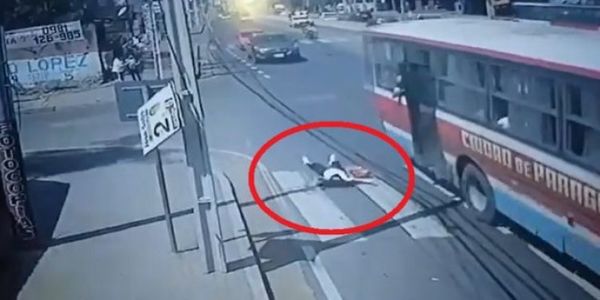 La inseguridad campea: pasajera se tiró del bus para perseguir a ladrón que había robado su celular
