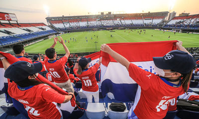 De pie: “La otra selección” es homenajeada por hinchas y la albirroja, en nombre de todo el país