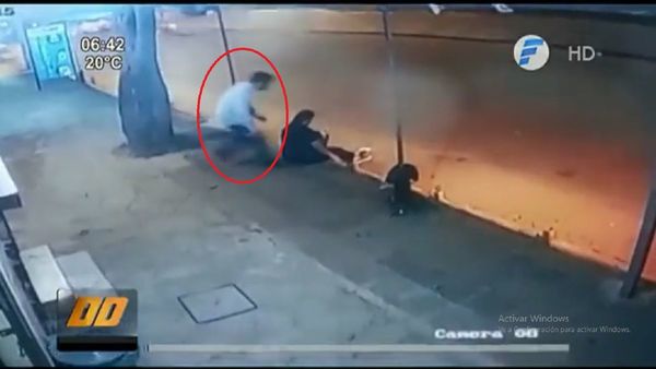 Mujer es apuñalada durante intento de asalto en parada de bus