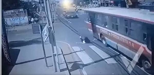 Diario HOY | Joven que cayó del bus tras asalto se encuentra grave e intubada