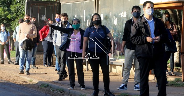 La Nación / Denuncian aumento de precio del pasaje en buses convencionales