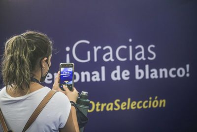 ¡La otra selección! Con aplausos y agasajos, homenajearon al personal de blanco en la cancha - Megacadena — Últimas Noticias de Paraguay