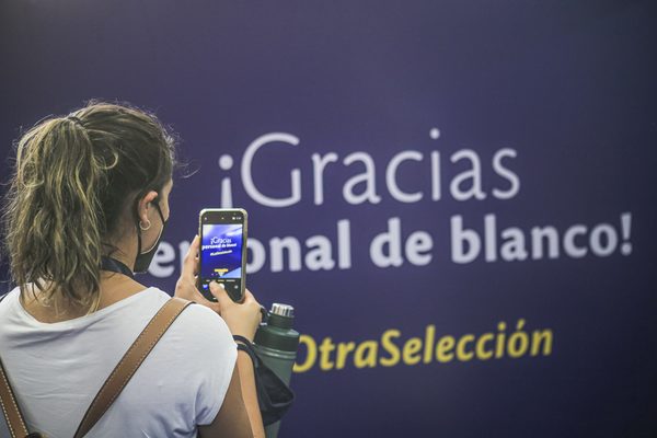 ¡La otra selección! Con aplausos y agasajos, homenajearon al personal de blanco en la cancha - Megacadena — Últimas Noticias de Paraguay