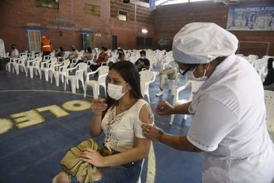 Desde temprano para “asegurar” primera dosis antiCOVID - Nacionales - ABC Color