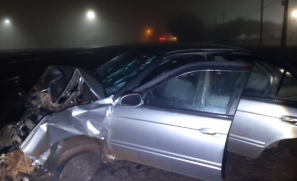 Choque de vehículos deja tres personas atrapadas y un conductor fugado