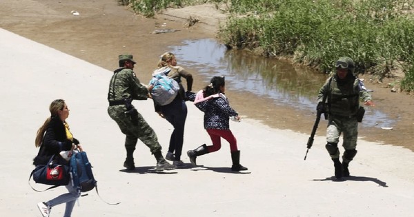 La Nación / México dispersa caravana de 400 migrantes rumbo a EEUU