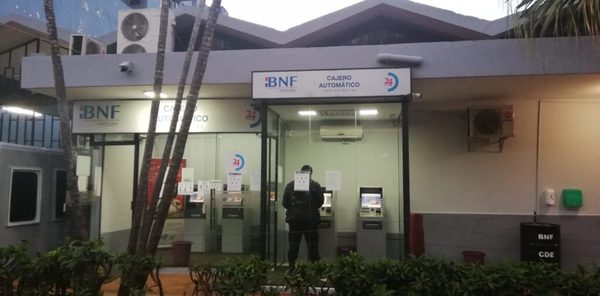 Abuelitos denuncian que cajeros de BNF se apropian de parte de su subsidio - La Clave
