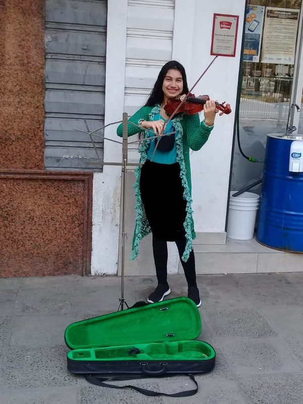 Joven sanlorenzana encanta con su violín en microcentro de Asunción » San Lorenzo PY