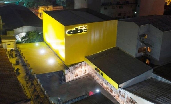 Diario HOY | Lío de "pantalones" y vino de 20 mil Gs: Artimañas de 'claque' en ABC para serie de despidos