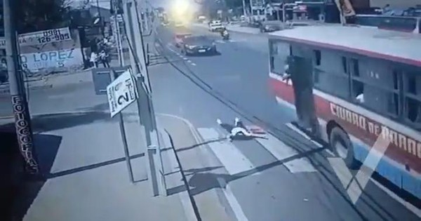 La Nación / Imputan a asaltante y chofer tras caída de joven de un bus