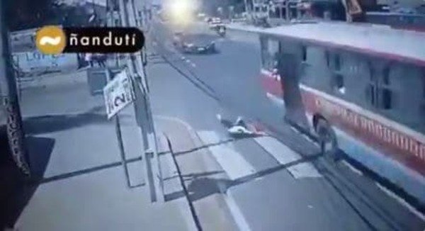 Joven que cayó del ómnibus tras ser asaltada está en cirugía | Ñanduti