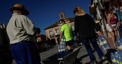 La Nación / Pueblos españoles subvencionan agua embotellada debido a la contaminación