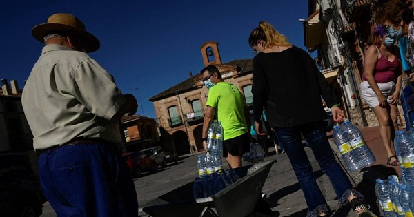 La Nación / Pueblos españoles subvencionan agua embotellada debido a la contaminación