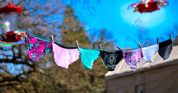 Mujer acusa a su vecina de querer “seducir” a su marido colgando su ropa interior - SNT