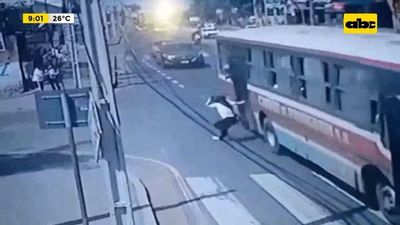 Imputan al hombre que despojó de su celular a una joven en el bus - Nacionales - ABC Color