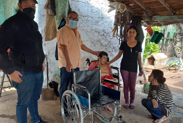 Guairá: Entregan silla de ruedas a joven con discapacidad - Noticiero Paraguay
