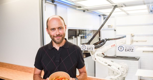 La Nación / Robot de cocina en Letonia prepara el futuro de la comida rápida