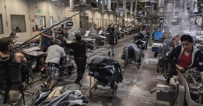 La Nación / La cruel verdad de las maquiladoras en México irrumpe en Venecia