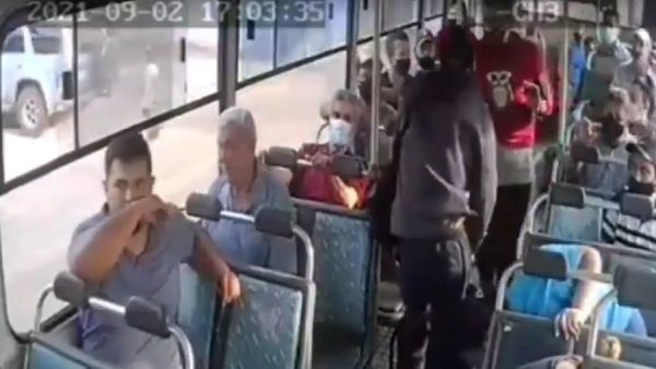 Divulgan video del asalto a pasajeros de un bus en Asunción