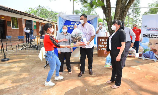 Gobernador de Caazapá entregó kits de alimentos - Noticiero Paraguay