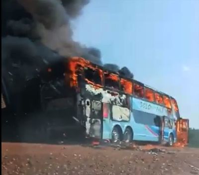 Un ómnibus ardió en llamas sobre la ruta PY05 en el Chaco - Nacionales - ABC Color
