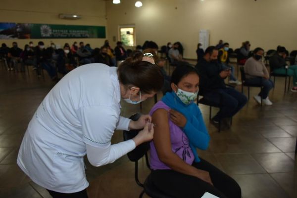 Covid-19: inmunizan con primeras dosis a docentes y rezagados en Ayolas - Nacionales - ABC Color
